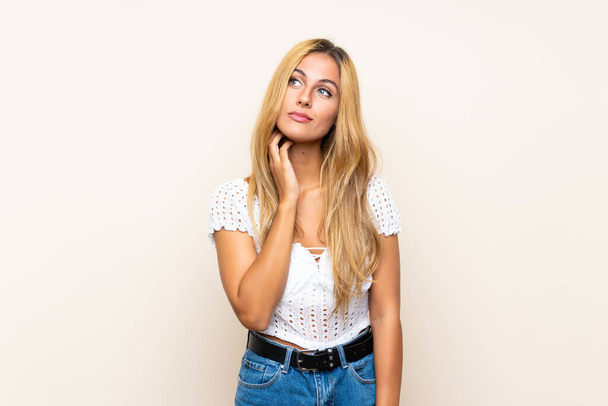 Young blonde woman over isolated background thinking an idea - Photo, Image
