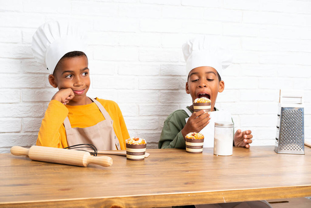 Dois irmãos afro-americanos crianças vestidas de chef
 - Foto, Imagem