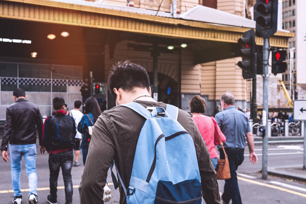 Menschen überqueren die Straße in Melbourne City, Australien - Foto, Bild