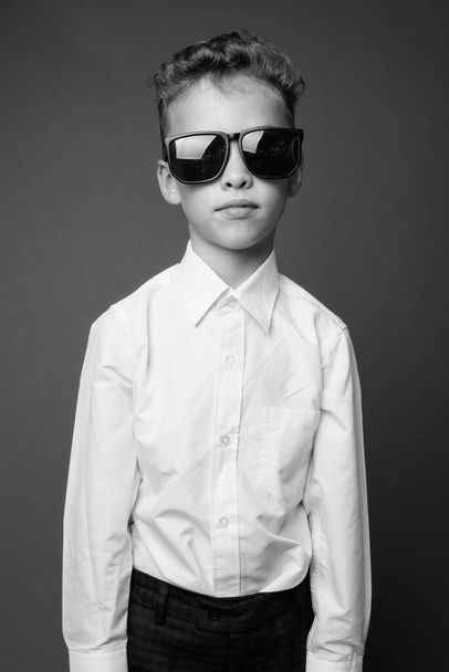 Νεαρό αγόρι ως επιχειρηματίας σε μαύρο και άσπρο - Φωτογραφία, εικόνα