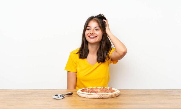 Bir pizza gülen beyaz kız - Fotoğraf, Görsel