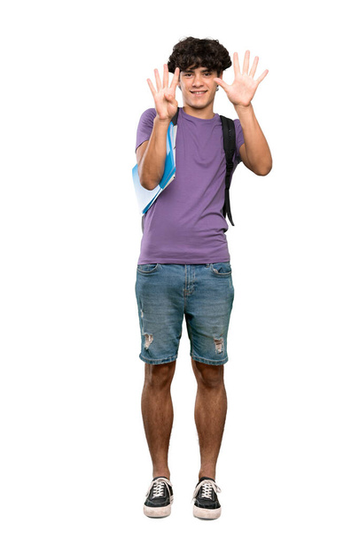 Egy teljes hosszúságú felvétel egy fiatal diákemberről, aki kilenc ujjal számol elszigetelt fehér háttér felett. - Fotó, kép