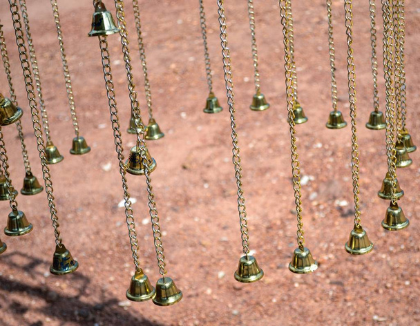 Tayland tapınağında asılı duran altın şans çanları.  - Fotoğraf, Görsel