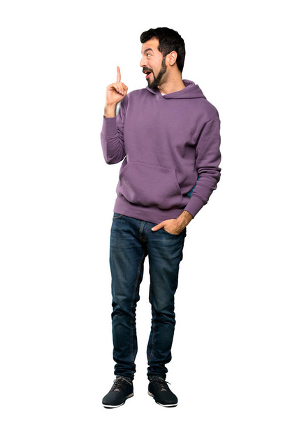 Повнометражний знімок красивого чоловіка з светром, який має намір реалізувати рішення, піднімаючи палець над ізольованим білим тлом
 - Фото, зображення