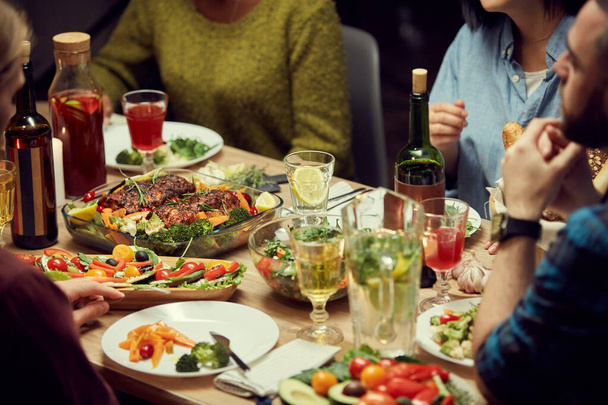 Oříznutý obraz lahodného domácího jídla u jídelního stolu během domácího večírku, kopírovací prostor - Fotografie, Obrázek