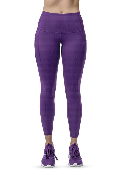 Gyönyörű karcsú női lábak lila sport leggings és futó cipő elszigetelt fehér háttérrel. Fogalma stílusos ruhák, sport, szépség, divat és karcsú lábak - Fotó, kép
