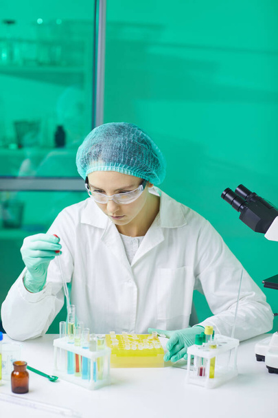 Ritratto di scienziata che prepara campioni in provette mentre lavora alla ricerca in laboratorio medico
 - Foto, immagini