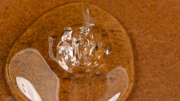 el jarabe de arroz que cae sobre una mesa sobre una mesa giratoria
  - Imágenes, Vídeo