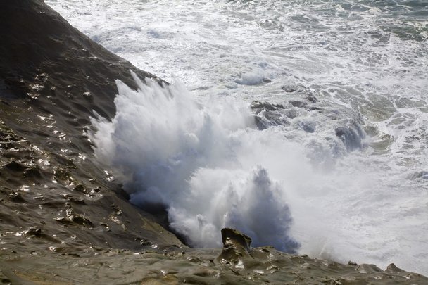 κύματα που σκάνε, το Ακρωτήριο kiwanda, Όρεγκον, ΗΠΑ - Φωτογραφία, εικόνα