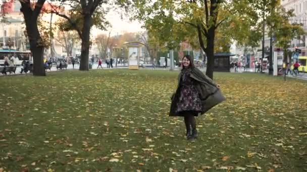 νεαρή όμορφη γυναίκα με τα πόδια από το πάρκο σε φθινοπωρινή στολή  - Πλάνα, βίντεο