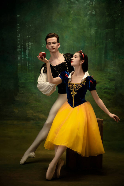 Młodzi tancerze baletowi jako postacie Śnieżki w lesie - Zdjęcie, obraz