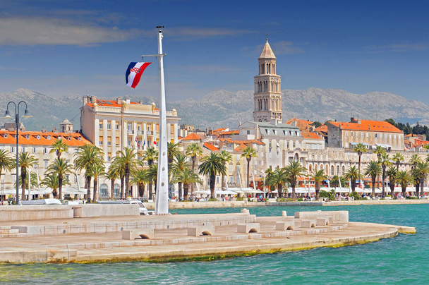 Riva Sétány, harangtorony, olasz és brit nagykövetség és konzulátusok Splitben Horvátország. - Fotó, kép