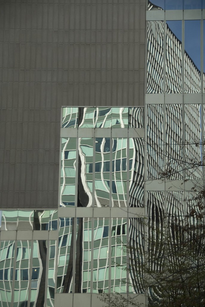 Modern Building Glass Reflections, Vancouver, Colombie-Britannique, Canada
 - Photo, image