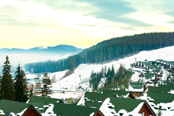 wunderschöne Karpaten-Landschaften vor dem Hintergrund von Ferienanlagen. - Foto, Bild