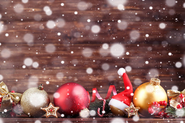 Noel süsleri köknar ağacı dalları ve kaş üstüne Noel Baba şapkası. - Fotoğraf, Görsel