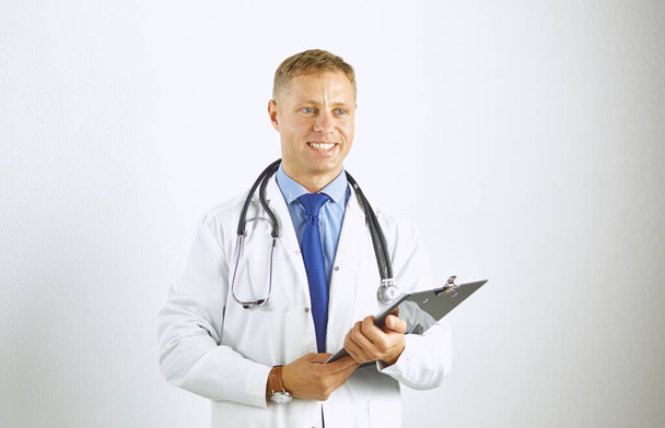 Jeune médecin confiant en manteau blanc avec stéthoscope - Photo, image