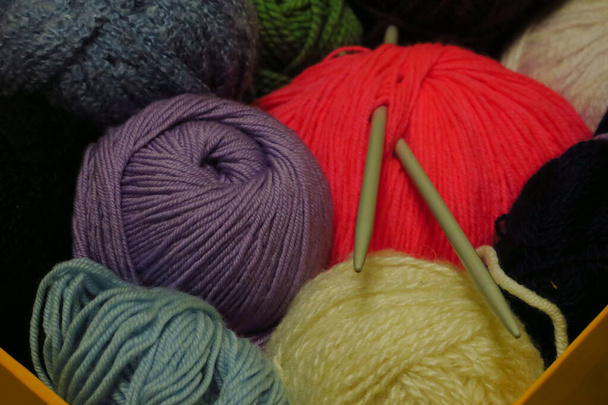 Lã de tricô rosa e agulhas de tricô. Feito à mão
 - Foto, Imagem