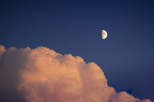 Cielo con nubes rosadas y media luna
 - Foto, Imagen