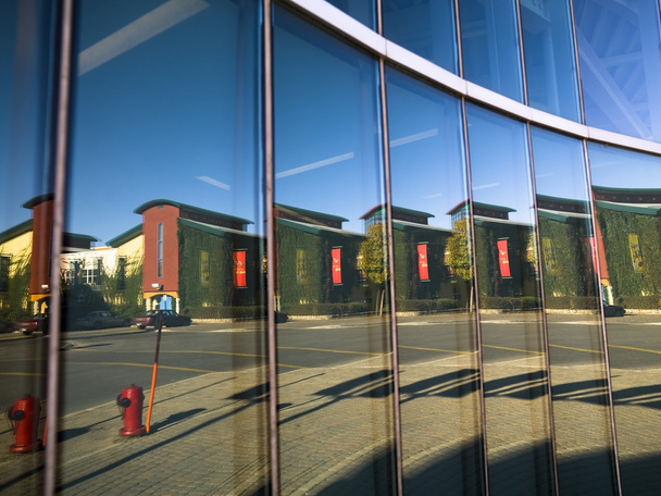Городская сцена отражается в окнах, вилки, Виннипег, Манитоба, Канада
 - Фото, изображение