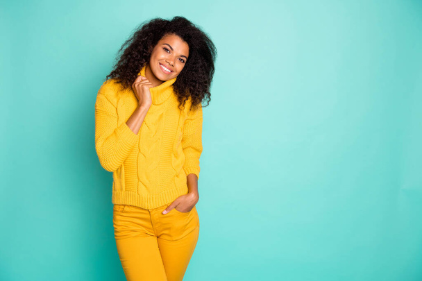 Portrait of her she nice attractive lovely winsome cheerful cheery wavy-haired girl wearing warm cosy knitted sweater isolated over bright vivid shine vibrant green blue color background - Foto, imagen