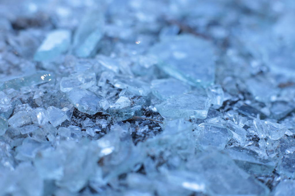 Pequenos cacos afiados de vidro e pedaços de gelo azul
 - Foto, Imagem