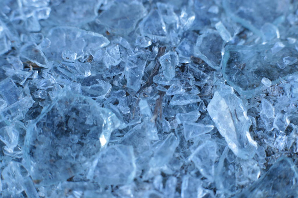 Pequeños fragmentos afilados de vidrio y trozos de azul hielo
 - Foto, imagen