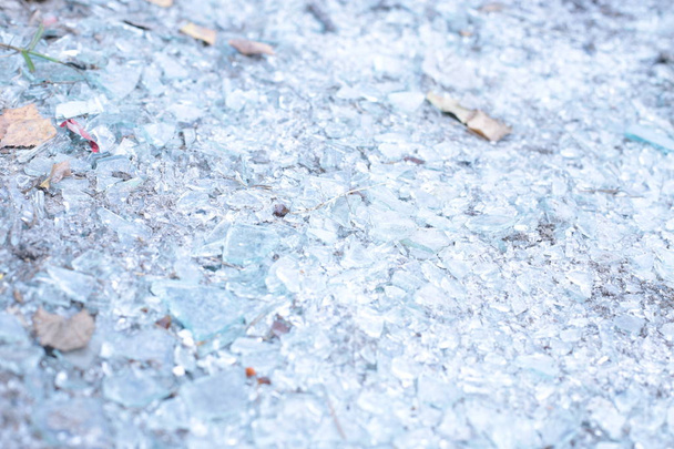 Petits éclats tranchants de verre et morceaux de bleu de glace
 - Photo, image