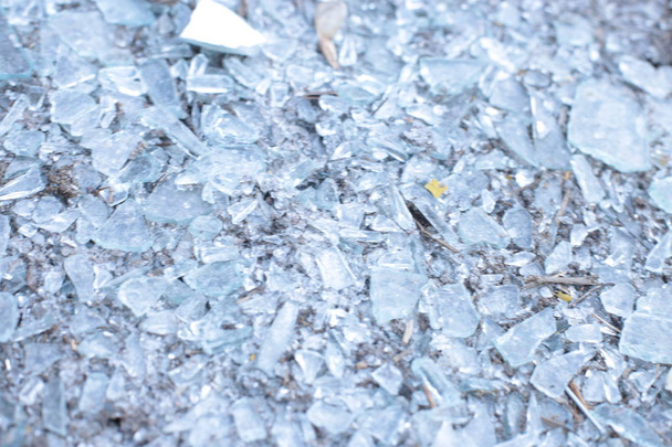 Petits éclats tranchants de verre et morceaux de bleu de glace
 - Photo, image