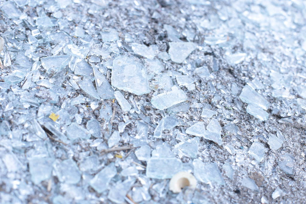 Pequeños fragmentos afilados de vidrio y trozos de azul hielo
 - Foto, Imagen