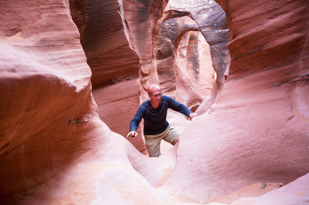 Canyon à sous dans le Grand Staircase Escalante National Park, Utah, États-Unis. Des formations de grès colorées inhabituelles dans les déserts de l'Utah sont une destination populaire pour les randonneurs. Corail vivant tonique. - Photo, image