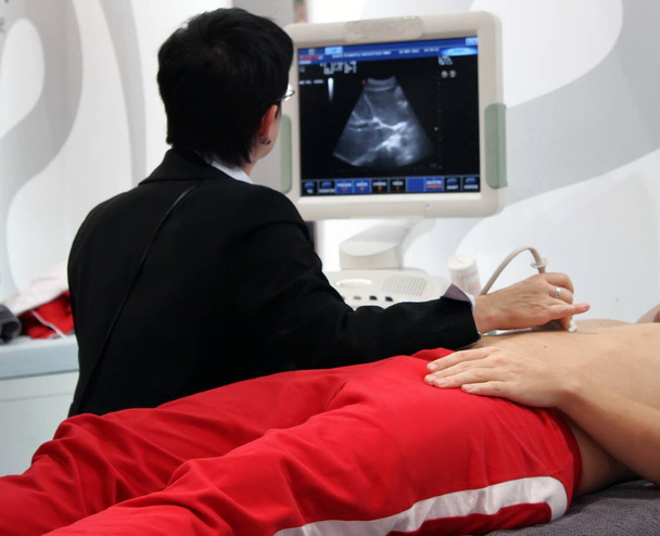 Ultrahangos vizsgálat alatt álló beteg - Fotó, kép
