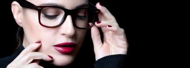 Mulher bonita usando óculos. correção da visão, optomas
 - Foto, Imagem