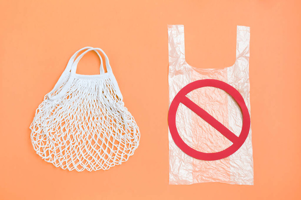 Prohibición de plástico de un solo uso, señal de stop y eco natural reutilizable bolsa de compras de malla tote
 - Foto, imagen