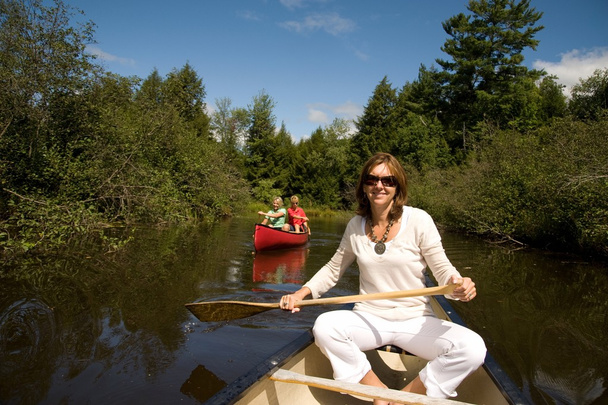 Pessoas em canoa
 - Foto, Imagem