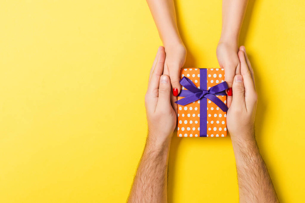 Renkli taşralılara hediye taşıyan bir erkek ve kadının en iyi görüntüsü. - Fotoğraf, Görsel