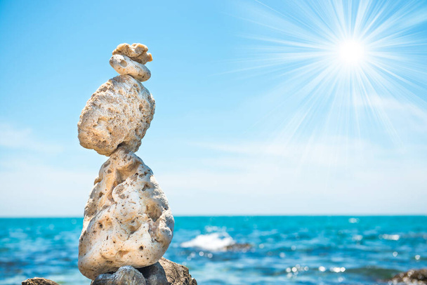 Kamienie Zen równowagi na tle morza - Zdjęcie, obraz