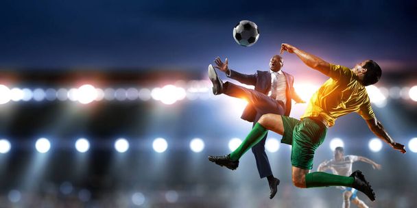 Fußballmann in Aktion mit Ball. Gemischte Medien - Foto, Bild