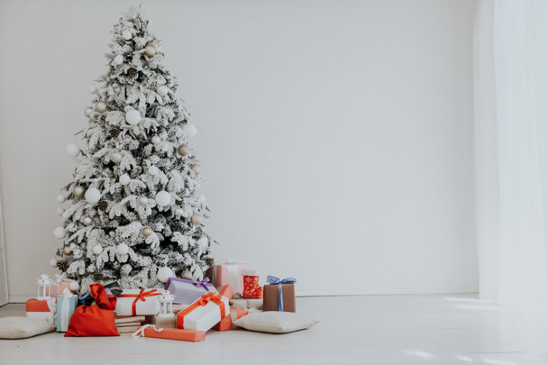 Рождественский интерьер с белыми елками подарки Новый год праздник зима
 - Фото, изображение