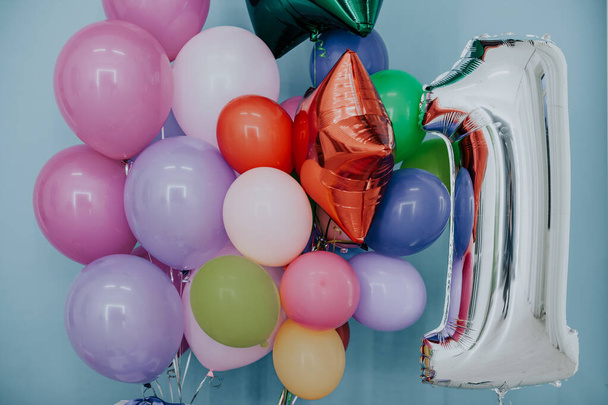 multi-colored balloons and gifts for the holiday - Foto, afbeelding