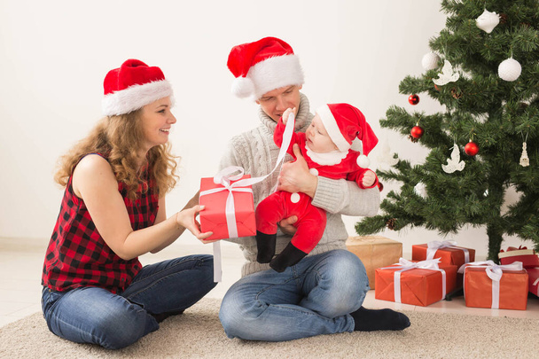 Щаслива пара з дитиною святкує Різдво разом вдома
. - Фото, зображення