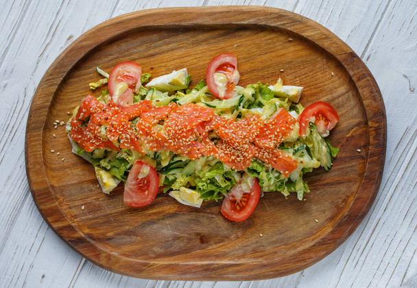 Czerwona ryba z sezamem na warzywach - Zdjęcie, obraz