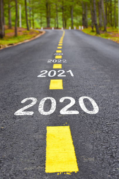 Αριθμός 2020 έως 2023 σε άσφαλτο οδόστρωμα με γραμμές σήμανσης, Καλή ιδέα του νέου έτους - Φωτογραφία, εικόνα