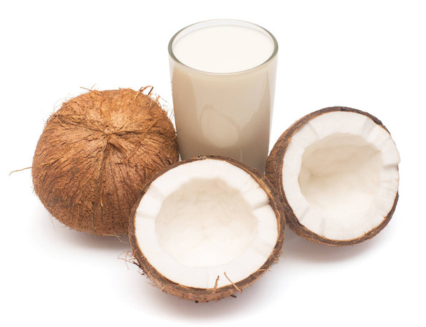 Kookosmaito tuoreella kokonaisella pähkinällä ja puoliksi eristetty valkoisella b
 - Valokuva, kuva