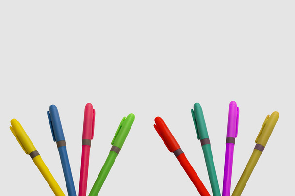 Marcadores coloridos em fundo branco com um design divertido
 - Foto, Imagem