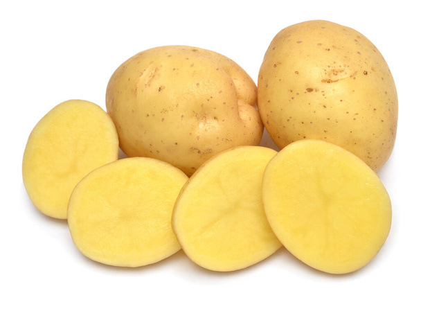 Jonge aardappel en schijfje geïsoleerd op witte achtergrond. Oogst nieuw - Foto, afbeelding