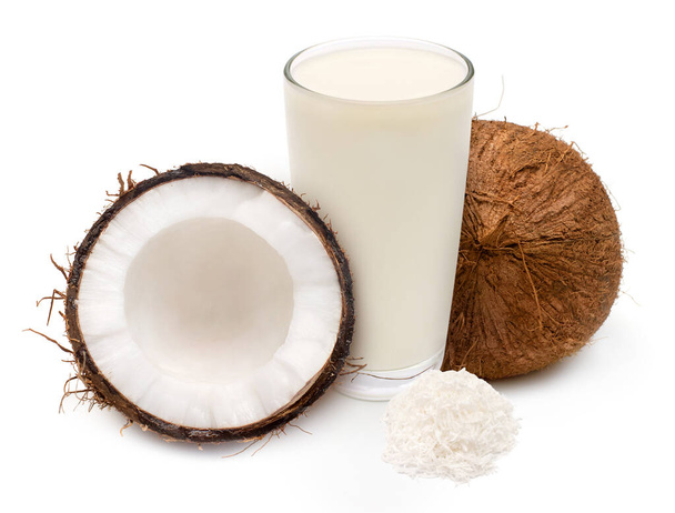 Lait de coco aux noix fraîches et copeaux isolés sur un bac blanc
 - Photo, image