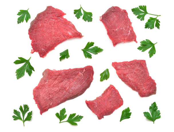 Vers vlees en peterselie geïsoleerd op een witte achtergrond. Rauw  - Foto, afbeelding
