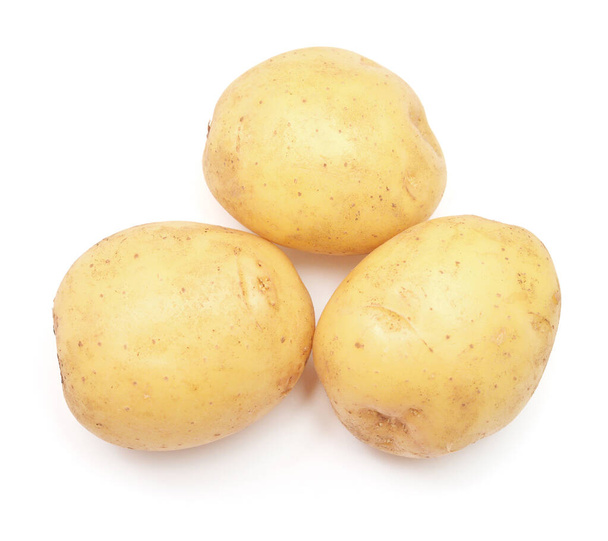 junge Kartoffel isoliert auf weißem Hintergrund. Ernte neu. flache Lage - Foto, Bild