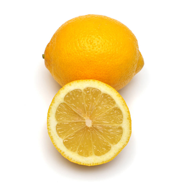 Grupo de cítricos de limón maduros enteros y medio aislados sobre un respaldo blanco
 - Foto, imagen