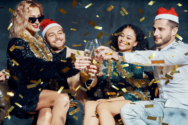 multiethnische Freunde stoßen mit Champagner auf Weihnachten oder Neujahr an - Foto, Bild